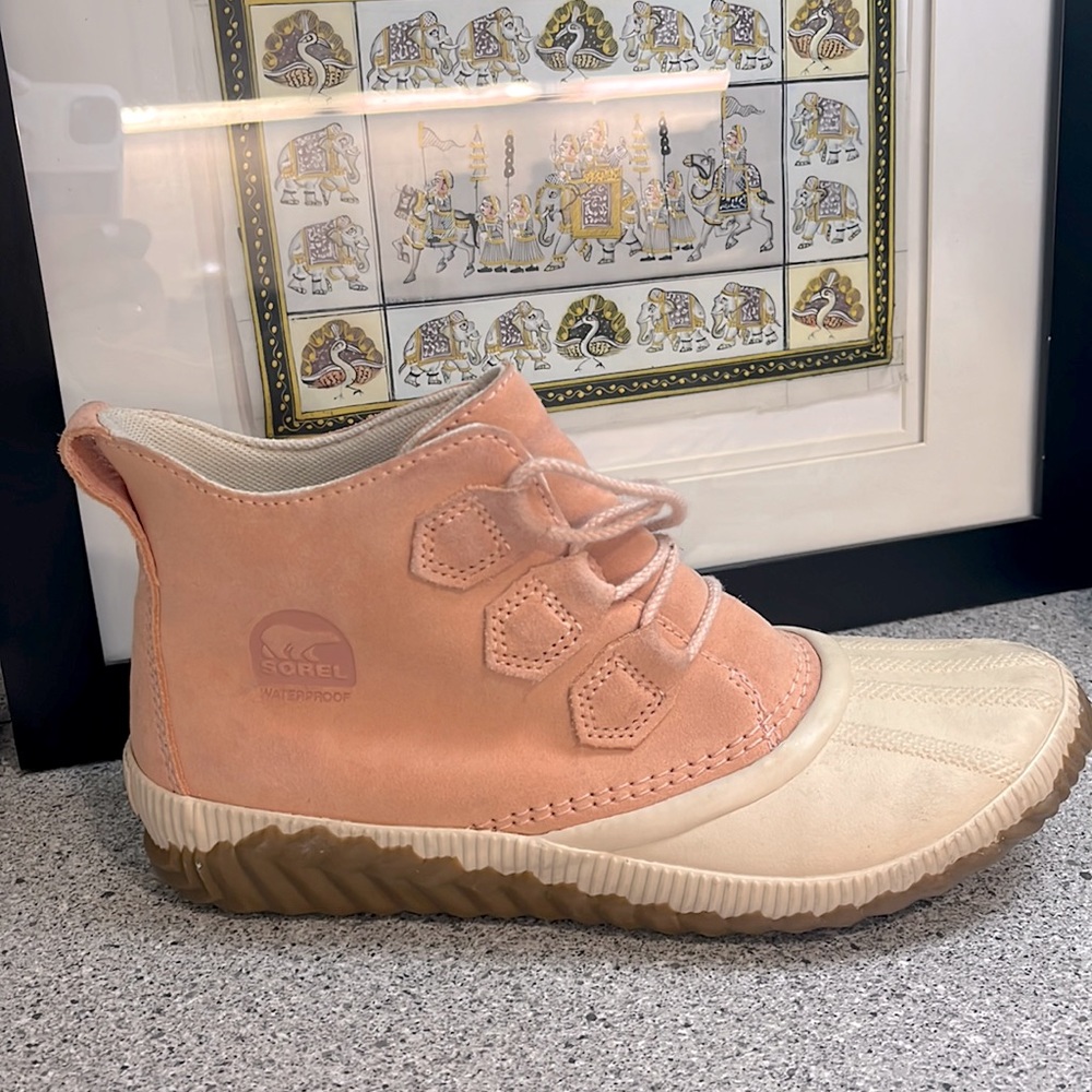 Sorel pink boot size 9